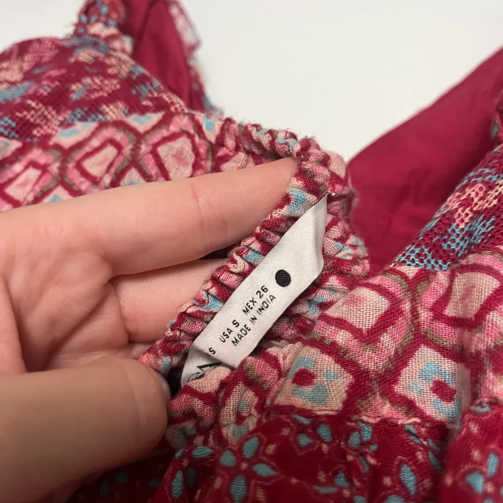 Superfin trendig långklänning från zara, storlek s. Har sytt om banden så det är två raka band i ryggen och inte ett kryss. Nypris 1000kr, endast använd en gång!. Mekot.
