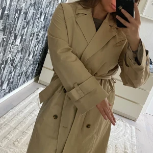 Trench coat beige - Helt oanvänd, för står för mig. Lappen sitter kvar. 