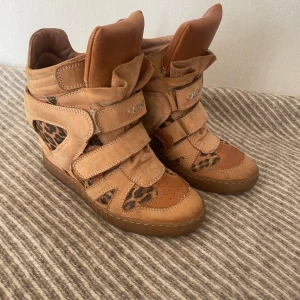 Isabel Marant-liknande skor - Säljer dessa fantastiska skorna som liknar Marants i modellen! Köpta här på Plick men säljer pga de inte passade 💕Storlek 38 men är lite mindre i passformen