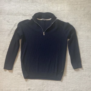 Jack & Jones Premium halfzip  - Säljer nu denna snygga och trendiga halfpipen från Jack & Jones perfekt till hösten och vintern. Nypris 399 mitt pris 159. Säljer eftersom att den är för liten.