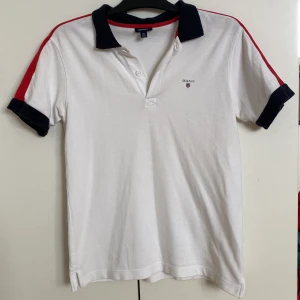 Säljer denna vita gant piké - En vit gant piké i bra skick, inte använd alls mycket och är 9/10 i skick. Storlek: funkar som en L/M