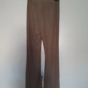 Byxor - Är lite långa vid fötterna, har inte använt den 