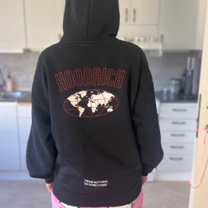 Hoodrich hoodie - En jätte fin hoodrich hoodie utan defekter! Helt nyskick och max använd 5 gånger. Pris kan diskuteras vid snabbt affär. Snöre finns (OBS KÖPARE STÅR FÖR FRAKT) Storlek XS, men passar Small också (möts ej upp)