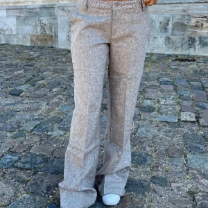 Designbysi kostymbyxor  - Köpte byxorna av en tjej på plick! Dom passade tyvärr inte mig som har S i storlek🥹Skulle säga att dom är med M i storleken. De är i väldigt fint skick alltså knappt använda av mig!!