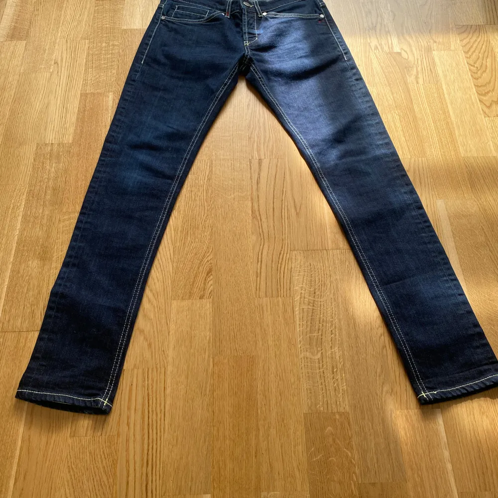 Säljer nu dessa feta dondup jeans. Det är riktigt bra skick, andvänt ett fåtal gånger. Säljer eftersom jag redan har ett likadant par. Priset kan diskuteras.. Jeans & Byxor.