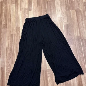 Svarta vida byxor - Svarta vida byxor i ett mjukt och bekvämt material. 