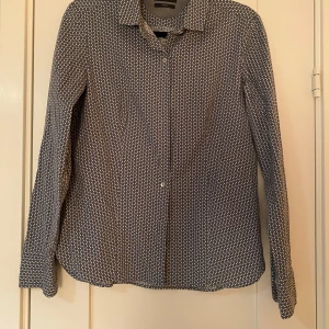 Ny grön mönstrad skjorta i strl 38 från Marc O’Polo. - Ny grön mönstrad skjorta i strl 38 från Marc O’Polo.  Ny, aldrig använd   Mått Över bröstet: ca 49 cm Längd från axeln och ner: ca 64 cm  95% bomull och 5% elastan  Kommer från ett djur och rökfritt hem.