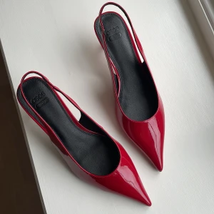 Röda klackskor ASOS - Röda klackskor från ASOS, 5cm klack. Sprillans nya och helt oanvända, säljer pga tiden för retur gick ut. 