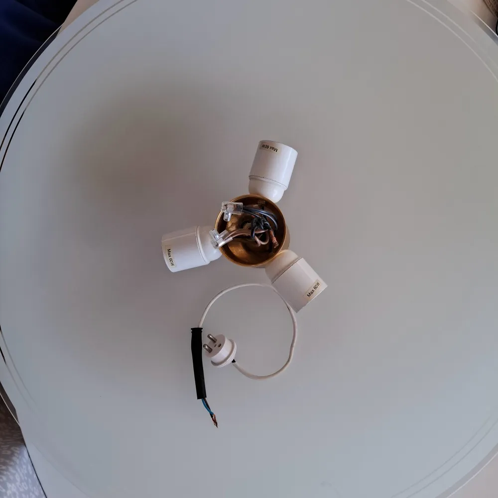 En 60cmi diameter plafond lampa som passar till kök såsom hall, korridor eller varsomhelst. Byte lampor och då passar den inte in längre. fungerar som den ska, glödlampor ingår ej. Muu.