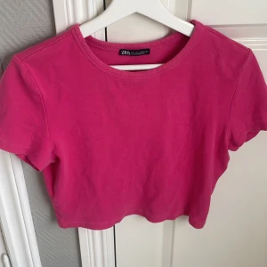 Rosa croppad tröja' - Kommer inte till användning, gått upp i storlek för en mer lös look