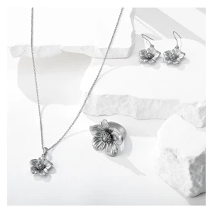 Poppy set - Smyckes-set med 2 örhängen, 1 halsband och 1 ring 🌸  (Går att köpa separat) Rostfritt stål - Olympia Ringstorlekar : 6/S, 7/M, 8/L Halsband : 40-45cm (förlängningskedja)