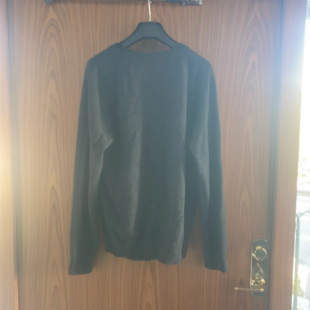 här är min knappt använda Singular society 100% cashmere crewneck, skulle säga att den är 9,5/10 skick om inte bättre, om ni har frågor är det bara att ställa 😊. Neuletakit & Villapaidat.