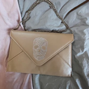 Fin väska  - Fin väska i en beige/ljusrosa färg med rinestones på från märket fashion only 💞