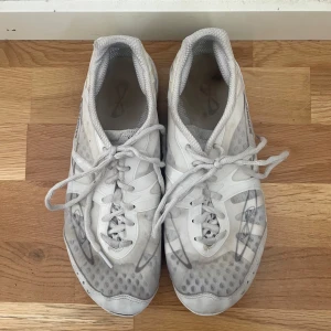 Cheerleading skor - Cheerleading skor i strlk 9.5 vilket passat mig som har 38-39. Väska finns till skorna