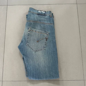 dondup jeans ( slitningar ) - ett par snygga dondup jeans med sköna slitningar, är i fint skick, slimfit modell hör av er vid intresse🙌🏽