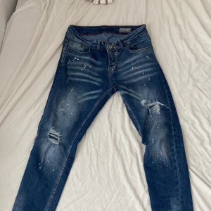 Byxer - Dsquared2 då dom är i bra skick har använt dom några gånger säljer dom nu för dom är för små