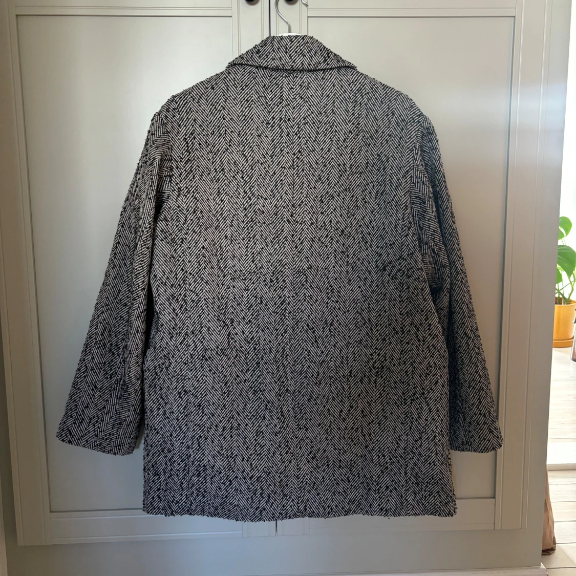 Grå kappa med fiskbensmönster - 92