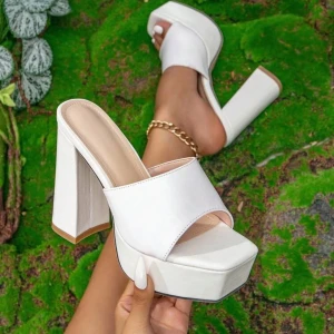 Vita klackar - Ny skick! Aldrig använda, stl 39   Kan postas eller mötas upp i Luleå :) 