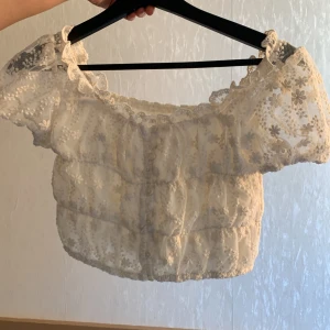 Spets topp - Spets topp för barn från Zara storlek 152 den är kort i längden i en kräm vit färg 