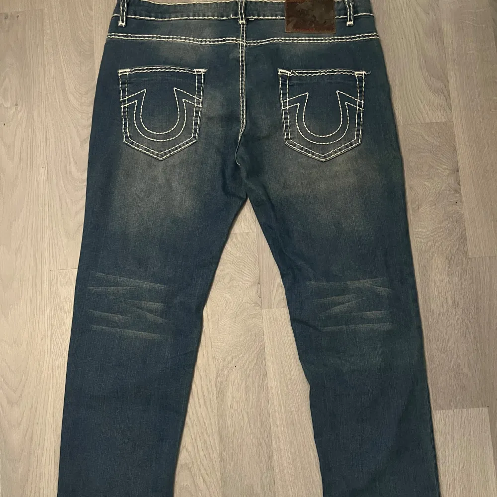 Säljer mina true religion jeans då det inte passar min stil längre. Skick 7/10 strl W38. Tveka inte för o ställa frågor! 😁. Jeans & Byxor.