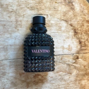 Valentino born in Roma edt  - Ungefär 2/3 kvar av parfymen  Tar Utbyte