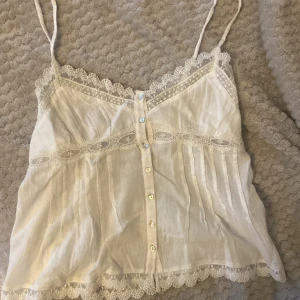 Vit linne, Zara - Säljer denna jätte fina vita linnet då den aldrig har kommit till andvädning.  Kom privat för fler bilder.