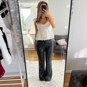 Helt nya skinnbyxor - Sjukt snygga slutsålda o oanvända skinnbyxor med lapparna kvar!!! Säljer då jag köpte flera olika storlekar, nypris 600kr☺️