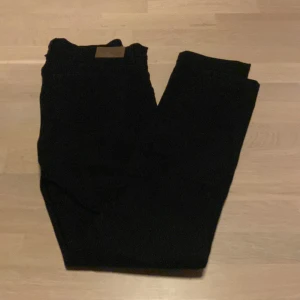 Sand jeans - Tjenare säljer ett par riktigt snygga sand jeans utan defekter skick 10/10. Storleken är W34 L34 slim fit