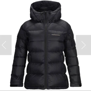 Peak performance jacka - Säljer min fina jacka från Peak Performance. Den är i storlek S, och i väldigt bra skick. För fler egna bilder kan ni kontakta mig! 