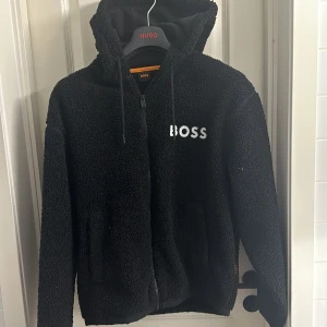 Hugo boss hoodie - Fint skick och bra hoodie att ha på hösten. Ny pris 1450!