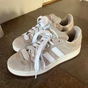 Adidas Campus 00s - Inprincip helt nya Adidas Campus❤️‍🔥❤️‍🔥 storlek 40 2/3❤️‍🔥❤️‍🔥 använda enstaka ggr men i fint fint skick❤️‍🔥❤️‍🔥 finns även ett till par snören i en mörkare färg som man kan byta till❤️‍🔥❤️‍🔥 fler bilder går att få❤️‍🔥❤️‍🔥