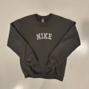 Vintage Nike Sweatshirt - Bra skick Passar S-M Dm för fler bilder eller frågor