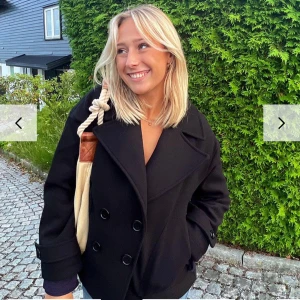 Kappa - Säljer nu min svarta kappa från design by si i short, den har inga defekter och är i fint skick💗