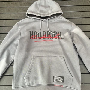 Ny HOODRICH hoodie - 399 kr / Storlek M - Fick hem fel storlek och kunde inte skicka tillbaka den och väljer därmed att sälja den. Tröjan är i nyskick har bara använts en gång och har legat i garderoben i några veckor!  Pris - 399 kr Pris kan diskuteras!!!