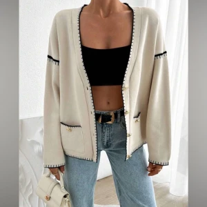 Stickad kofta - Säljer denna kofta sol jag nyligen köpt, aldrig använt bara Tästat den. Den kommer aldrig till andvändning, helt ny