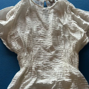 Populär blus! - Super fin! Slutsåld på hemsida. Passar mig som är mellan s/m. Skriv för flera bilder eller om du har några frågor❤️  