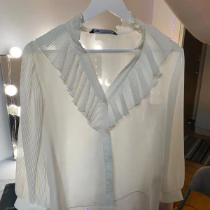 Genomskinlig blus - Sötaste blusen från zara! Ej använd 