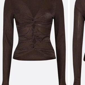 Topp - En långärmad topp ifrån Bik Bok första bilden är ifrån Bik boka hemsida fast i brun version. Aldrig använt så lappen är på. Väldigt fin fest tröja💗