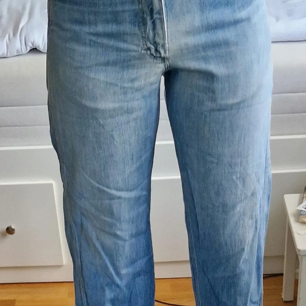 Vintage Lee jeans från Beyond Retro. Snygg tvätt och form. Utan storlek men skulle tro att de är runt 26W. En liten fläck på ena bakfickan. Skriv om frågor finns! 🌸🌸. Jeans & Byxor.