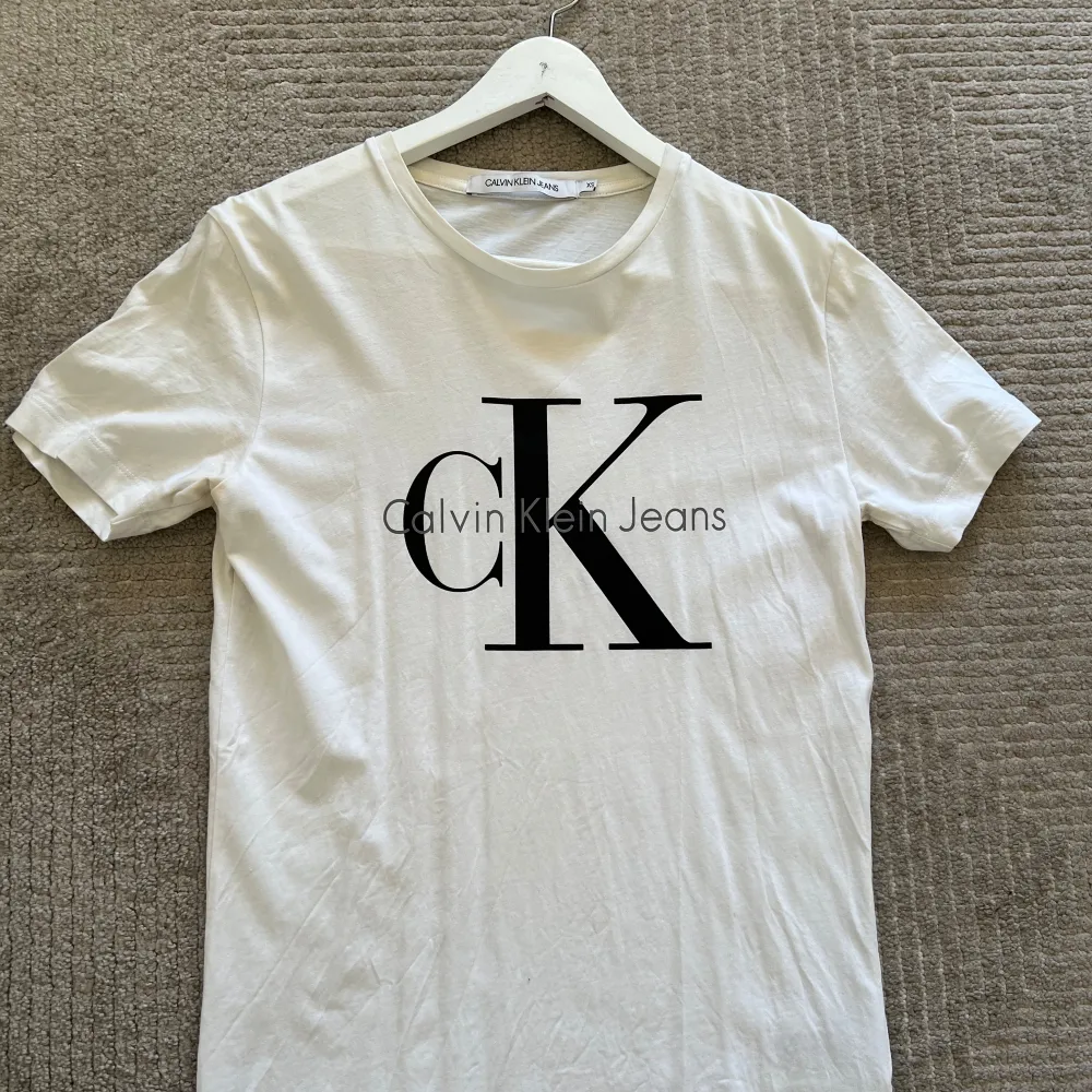 Calvin Klein Tshirt Vit   Storlek: XS  Pris: 250. T-shirts.