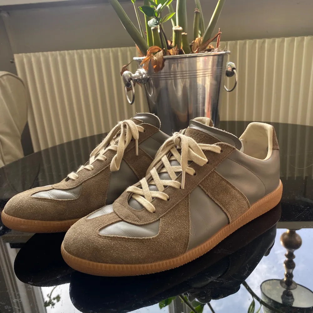 Säljer mina Margielas för cash t studenten. Bra skick, använda ofta i en månad, lite sliten sula och de har en liten lagning av en skomakare, därav priset. Inköpta för 8k. Lagningen syns inte vid användning. Skriv för frågor, byten och prisförslag! . Skor.