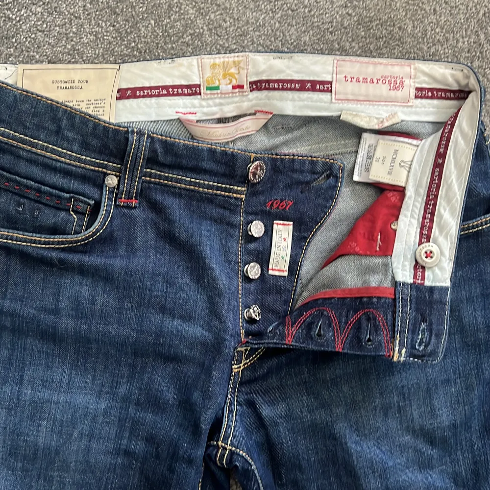 Säljer ett par snygga mörkblå jeans från Tramarossa. Nypris ligger runt 4000kr och är i nyskick. Jeansen är i storlek 31 och har en stilren look som passar perfekt till både vardag och fest🕺🏻. Jeans & Byxor.