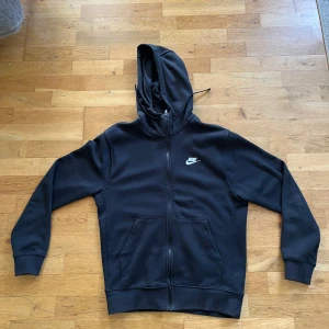 Nike hoodie - Svart Nike hoodie i storlek S, bra skick, använt få gånger! 