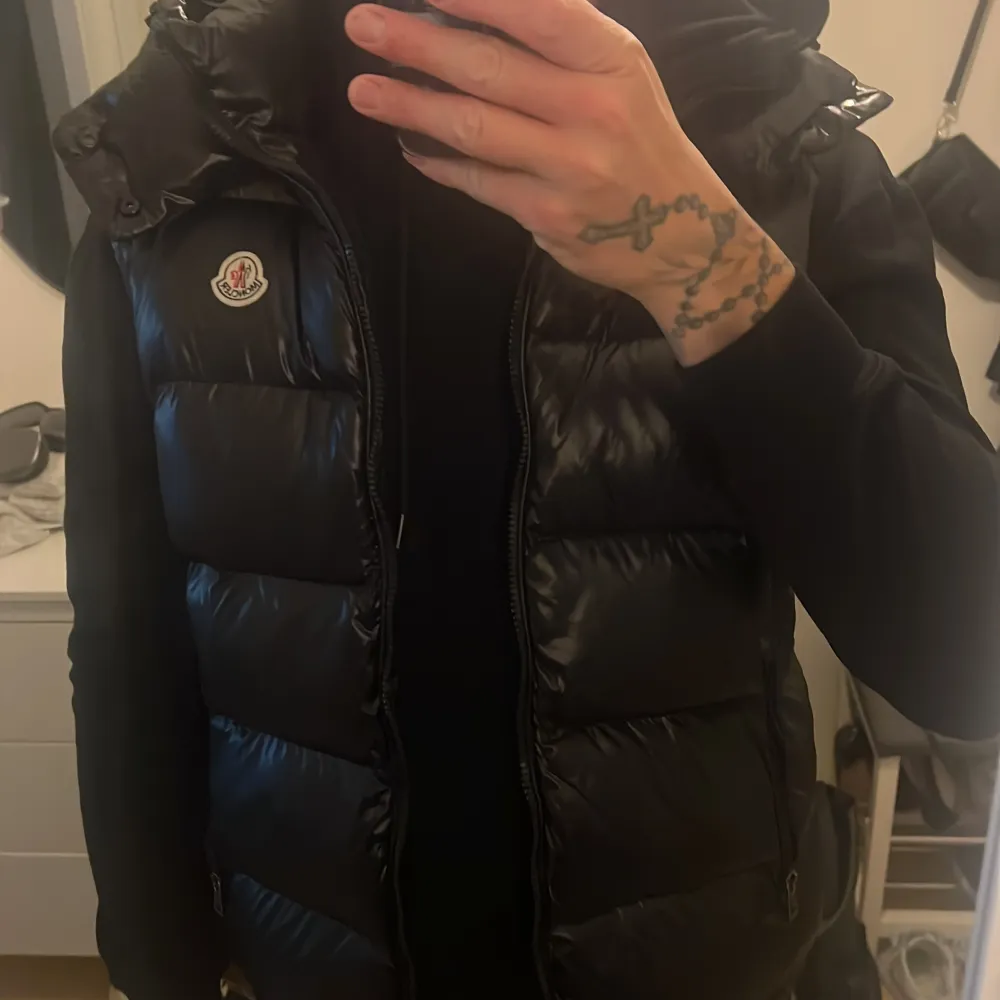 Snygg moncler väst med luva. Jätte fräsch!. Jackor.