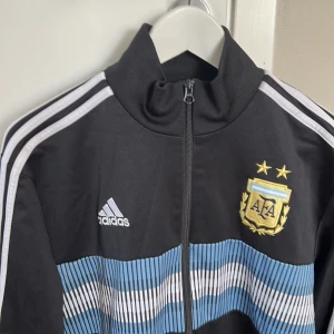 ADIDAS Argentina herr tröja - Argentina herr tröja från adidas. Vacker, stilren och exklusiv.