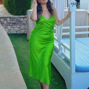 Grön klänning ZARA - Storlek L-M nyskick pris 299kr från ZARA