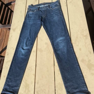 Jack & Jones Jeans - Dessa Jeans är från Jack & Jones och är storlek W32 L36 vilket är en vår längd att få tag på, jeansen är i nyskick och använda få gånger. Hör av er om frågor dyker upp!!❤️‍🔥