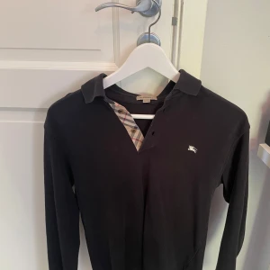 Burberry pikétröja  - Tja! Säljer en fet burberry pikétröja i strl 164-170 vilket motsvarar xs/s den sitter bra på mig som är 172 cm. Den är sparsamt använd och är i gott skick. Priset är ej hugget i sten! Tveka inte att höra av dig vid funderingar.