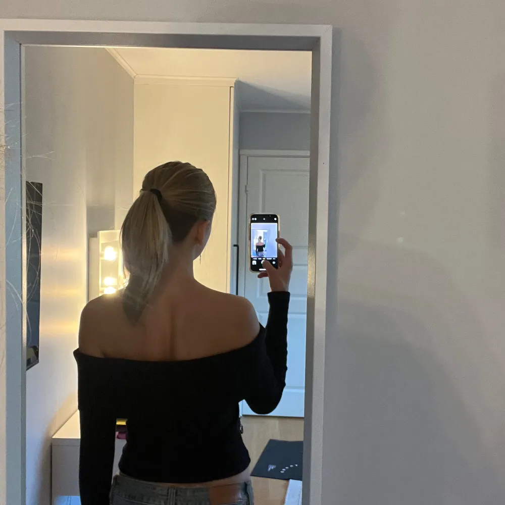 Svart Offshoulder tröja som är stickad. Super skönt material och är i nytt skick, bara använd 1 gång. Den är från Gina i storlek xs, den är väldigt töjbar💞. Stickat.