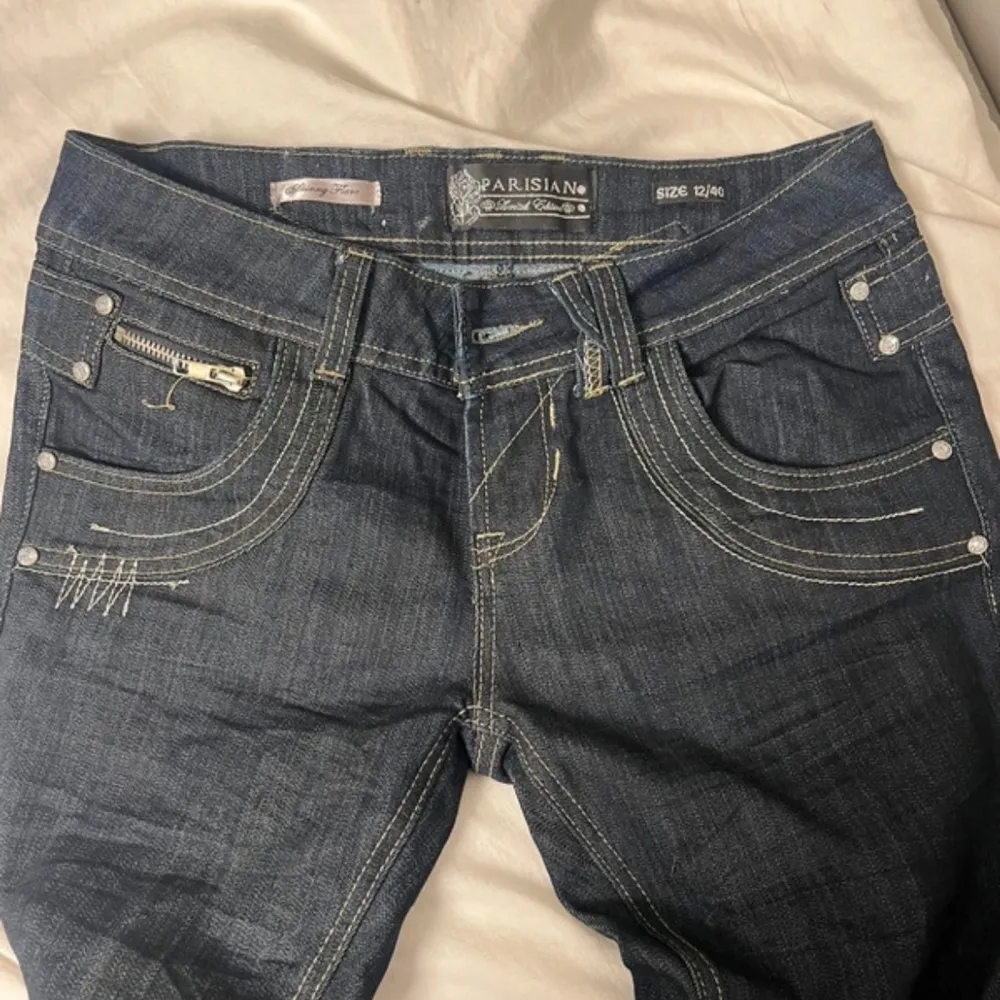 As snygga jeans köpta på Vinted typ förra året men som är lite för små för mig. Rekommenderar storlek 34/36 att ha dom och personen på bilden är ca 163-166cm 🩷🩷🩷 Ända bilderna jag har så fråga INTE om fler! 🩷Innerbenslängd: 76cm & Midjemått: 31,5cm . Jeans & Byxor.